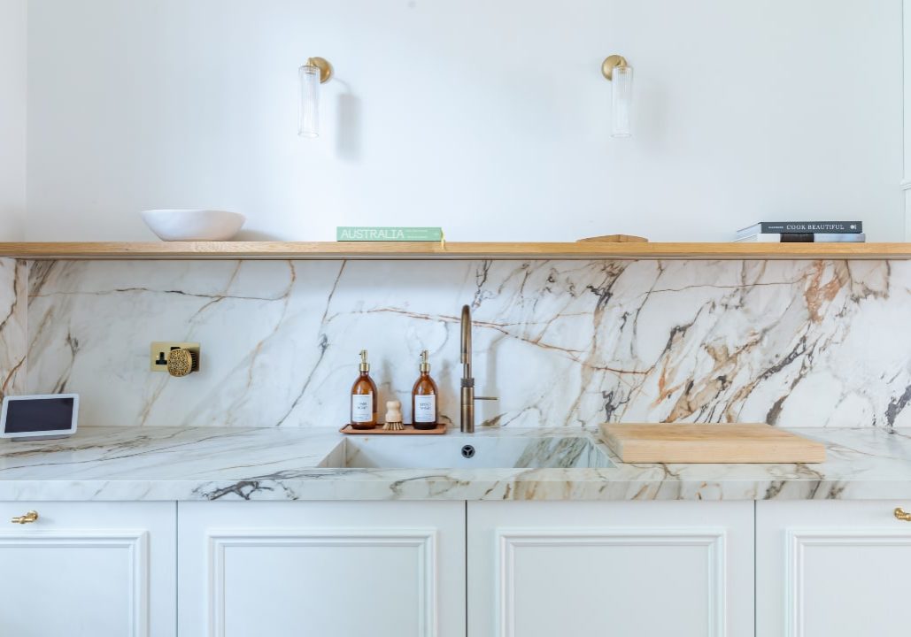 white marble backsplash kitchen